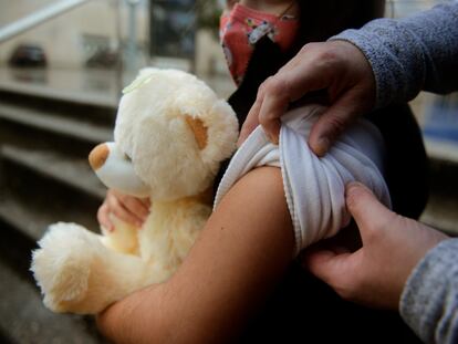 Una niña se prepara para ser vacunada este martes en Ourense.