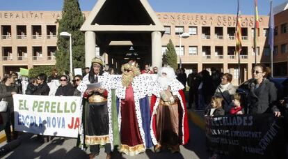 Protesta de Fapa Valencia ante la Consejer&iacute;a de Educaci&oacute;n. 