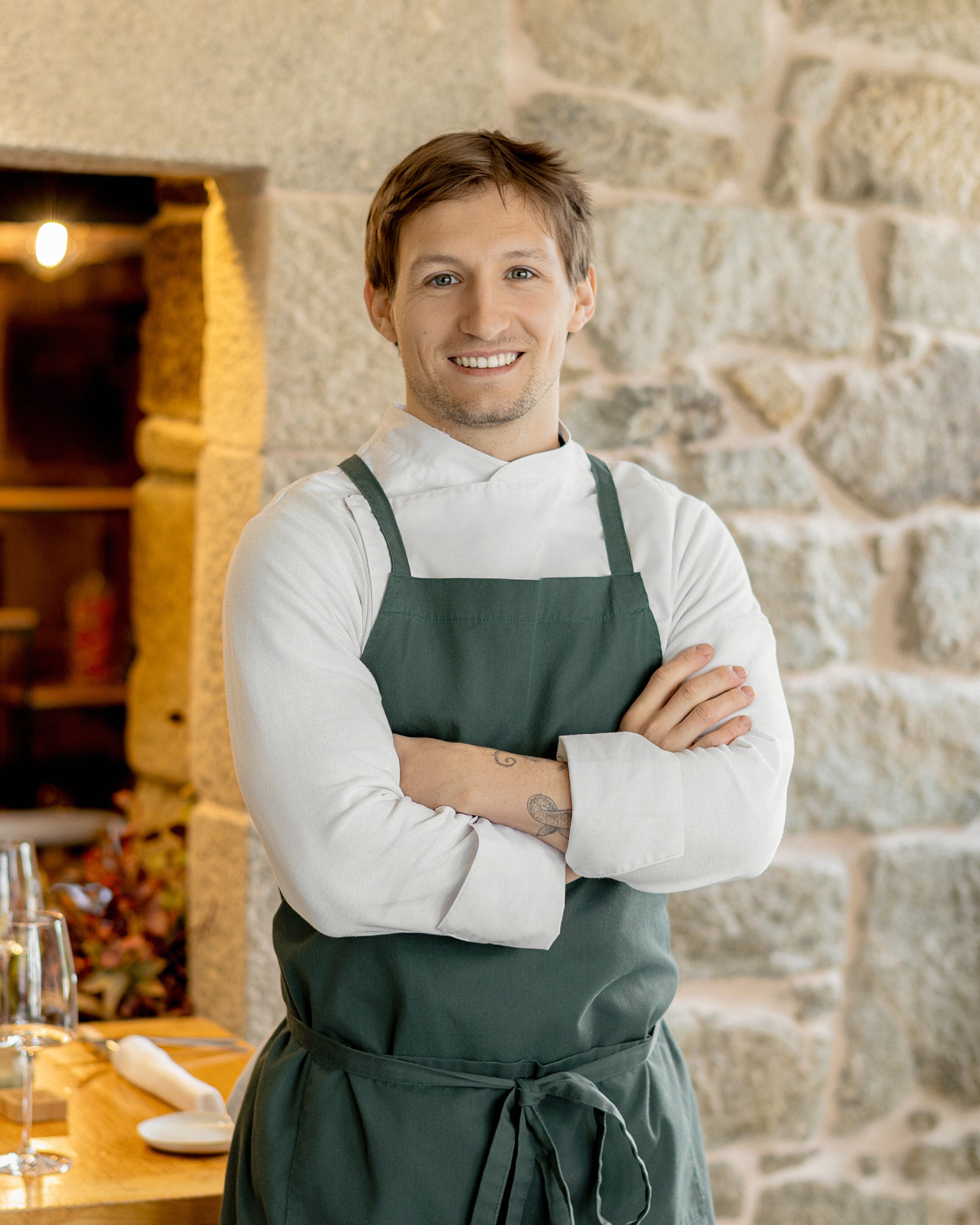 Antón Castro, el bisnieto que se hizo cargo de la casa de comidas familiar y ha ganado el premio al mejor cocinero de Galicia 2026