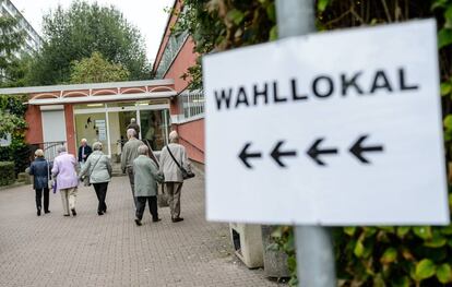 Ambiente en un colegio electoral en Halle (Alemania).