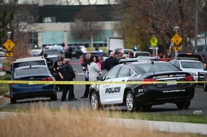 Agentes de la policía investigan la escena de un tiroteo a primera hora de la tarde en Nome Park