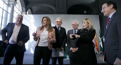 Representantes de la Junta, la patronal y los sindicatos, este mi&eacute;rcoles, en Sevilla. 