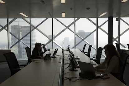 Trabajadores en un edificio de oficinas en Av. de la Reforma, en Ciudad de México.