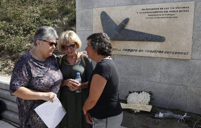 La presidenta de la Asociación de Afectados, Pilar Vera (i), conversa con dos mujeres en la ofrenda floral en Madrid.