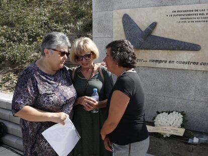 La presidenta de la Asociación de Afectados, Pilar Vera (i), conversa con dos mujeres en la ofrenda floral en Madrid.