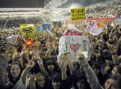 Miles de adolescentes se concentraron en el BEC para disfrutar el concierto de los Jonas Brothers.