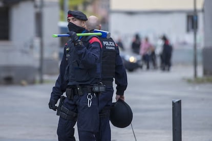 Un 'mosso' sostiene una maza tras la redada en Badalona.