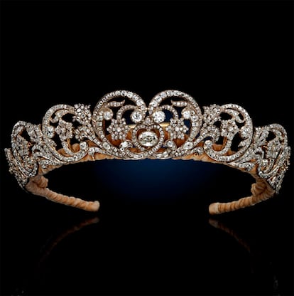 La tiara Spencer, que Diana de Gales llevó en su boda con Carlos de Inglaterra en 1981, expuesta en una muestra de la casa Sotheby's en Londres en primavera de 2022.