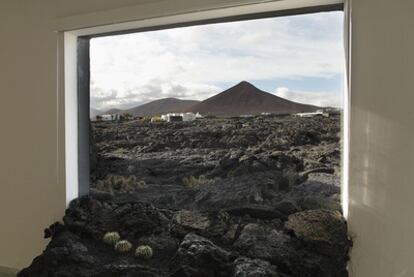 La lava se adentra en la casa museo de César Manrique en Teguise (Lanzarote).