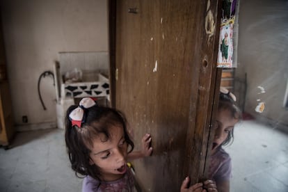 Liz, frente al espejo en la habitación donde vive con su madre. La habitación no cuenta con baño ni agua corriente así que usan el baño de un mercado cercano. Al nacer, a Liz le diagnosticaron síndrome de Miller-Dieker, pero a medida que ha ido creciendo, los doctores han descartado que sufra de este síndrome. Ecatepec, Estado de México.