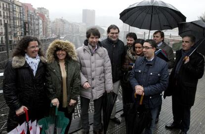 Cargos del PP vasco, en el puente de Cantalojas de Bilbao con la estación de Renfe al fondo.