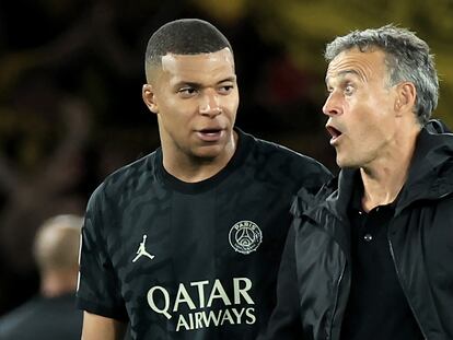 Mbappé habla con Luis Enrique durante un partido del PSG.