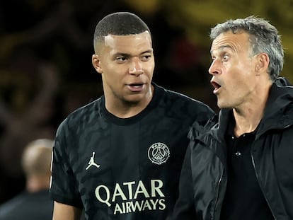 Mbappé y Luis Enrique charlan tras la victoria del PSG ante el Dortmund, este martes en París.