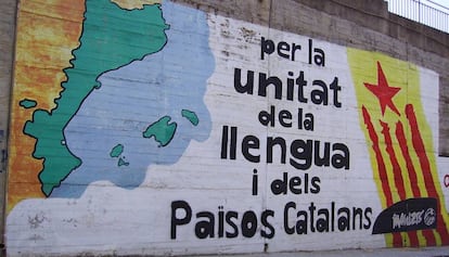 Mural a Argentona en favor de la unitat de la llengua.