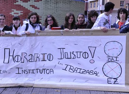 Varios alumnos del instituto Ibaizabal protestan a las puertas del centro, situado en el popular barrio de La Peña en Bilbao.