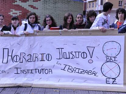 Varios alumnos del instituto Ibaizabal protestan a las puertas del centro, situado en el popular barrio de La Peña en Bilbao.