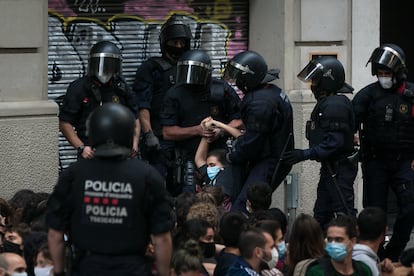 Agentes del área de recursos operativos (ARRO) actúan para permitir un desahucio en el Eixample de Barcelona.