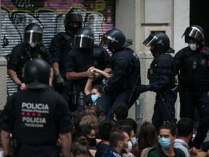 Agentes del área de recursos operativos (ARRO) actúan para permitir un desahucio en el Eixample de Barcelona.