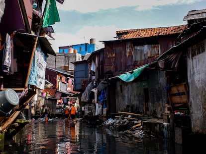 Chozas en la orilla del río Ciliwung, en Yakarta (Indonesia).