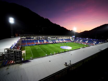 Vista del estadio de Ipurua durante el Eibar-Real Sociedad a puerta cerrada.