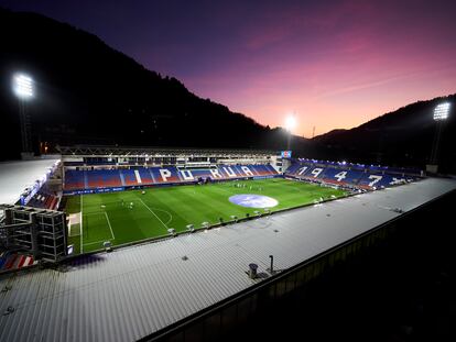 Vista del estadio de Ipurua en el partido a puerta cerrada Eibar-Real Sociedad.