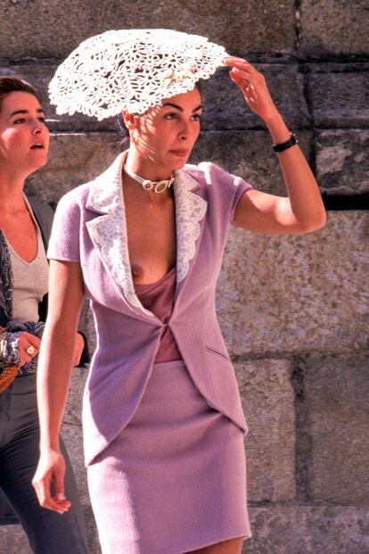 La modelo Inés Sastre acude a la boda de Xandra Falcó y Jaime Carvajal, en la catedral de Plasencia en 1998. 