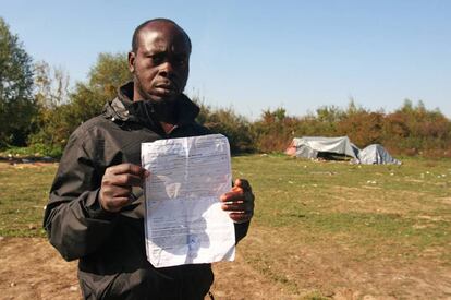 Un nigeriano muestra en Velika Kladusa el documento que le entregó la policía eslovena antes de devolverle a Bosnia.