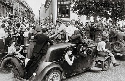 Robert Capa, uno de los fundadores de la agencia Magmun, tomó esta instantánea en París el 26 de agosto de 1944, un día después de la liberación de París. La imagen es una de las incluidas en el libro 'París Magnum', editado por La Fábrica.