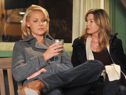 Katherine Heigl y Ellen Pompeo interpretan a las doctoras Izzie Stevens y Meredith Grey en el tercer capítulo de la quinta temporada de 'Anatomía de Grey', en 2008.