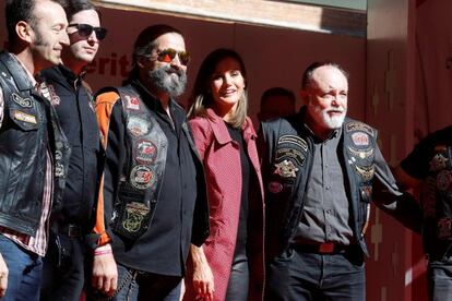 La reina Letizia junto a un grupo de motoristas en la cuestación con motivo del Día de la Banderita de la Cruz Roja, la mañana del 4 de octubre en la Avenida de la Reina Victoria de Madrid.