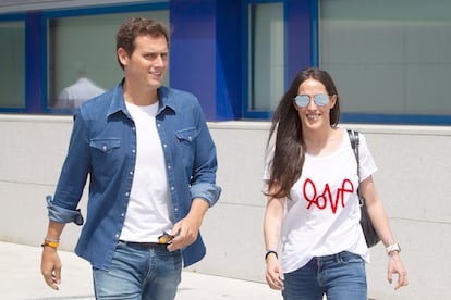 Malú y Albert Rivera. La relación entre la cantante y el expolítico siempre se había caracterizado por la discreción. Su romance comenzó en diciembre de 2018, después de que los dos coincidieran en una fiesta organizada por Alejandro Sanz con motivo del 50º cumpleaños del artista. Pero no se les vio juntos hasta seis meses después, cuando la revista '¡Hola!' consiguió unas imágenes de la pareja caminando por la calle, juntos pero separados, sin ningún atisbo de contacto físico por parte de ninguno de los dos. Esa ha sido la tónica general de la pareja durante sus cuatro años de noviazgo: poca exposición y prácticamente ninguna declaración pública sobre el otro o su relación, más allá de anunciar el embarazo de Malú en 2019 y el nacimiento de su única hija en común, Lucía, en junio de 2020. Tres años después, y tras varias semanas de especulaciones sobre una posible separación, se confirmó la noticia de su ruptura a principios de verano. Tampoco lo hicieron ellos, sino amigos cercanos, que aseguraron que se debía simplemente a “un desgaste de la relación”.