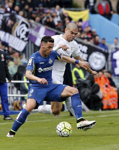 El delantero del Getafe Álvaro Vázquez (i) y el defensa portugués del Real Madrid Képler Laveran Lima "Pepe".