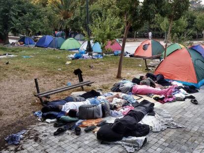 Un grupo de refugiados duerme, el s&aacute;bado, en un parque de Atenas.