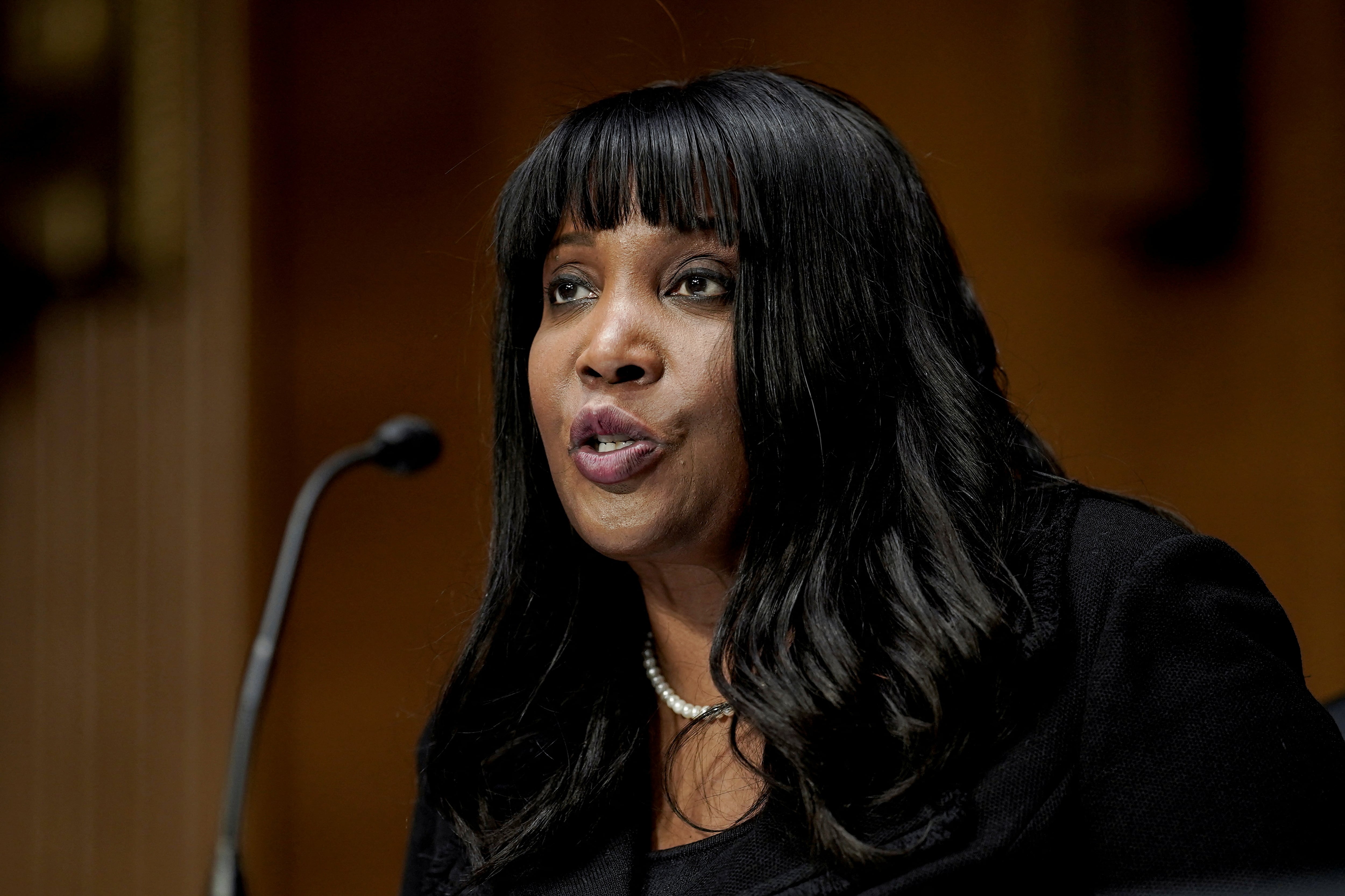 La gobernadora de la Reserva Federal Lisa Cook, durante una intervención en el Senado, en 2022.