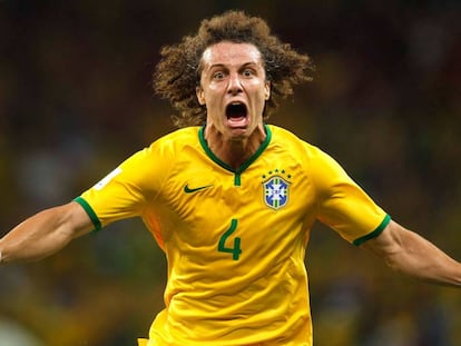 David Luiz comemora gol diante da Colômbia, na Copa de 2014.