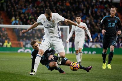 Benzema se libra de su marcaje en un momento del partido.