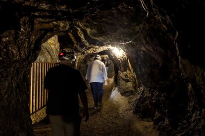 Durante el recorrido por la Mina Rica de camino a la geoda más grande de Europa y una de las más grandes del mundo, encontraremos muchas galerías mineras que nos darán una idea de las condiciones de vida de los obreros que trabajaron en la mina, tras su acondicionamiento, en breve, el público podrá visitar dicha formación geológica descubierta hace ahora dos décadas.