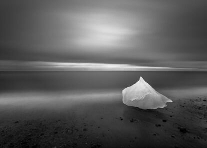 Un trozo de hielo desprendido del glaciar Breiðamerkurjökull en una orilla de la costa este de Islandia