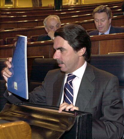 José María Aznar saca de la cartera su famoso cuaderno azul en el Congreso, en una imagen sin datar.