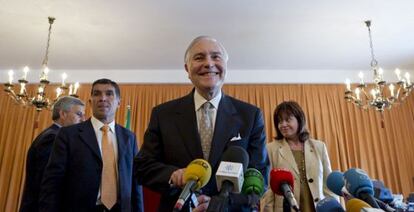 Carlos Dívar, en una visita a Sevilla, flanqueado por Lorenzo del Río, presidente del TSJA y la vocal Inmaculada Montalbán en 2011.