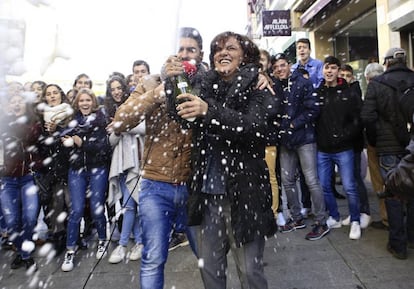 Júbilo ante la Administración de Lotería de la calle Santa Eulalia, en Mérida (Badajoz), que ha vendido un décimo del 59.444, uno de los dos cuartos premios, y otro décimo del 04.536, el segundo premio.