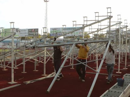 Grades portáteis no estádio do Villanueva.