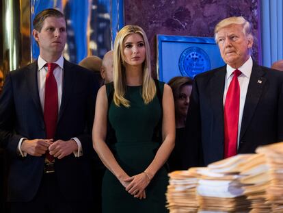 El expresidente Donald Trump con sus hijos Eric (izquierda), Ivanka y Donald Jr. en Nueva York, en enero de 2017.