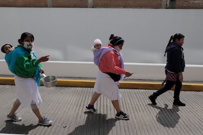 Mujeres otomíes cargan a sus hijos en Ciudad de México, en 2020.