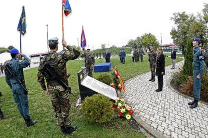 La ministra española de Defensa, Carme Chacón, durante el traspaso de poderes a las autoridades bosnias.