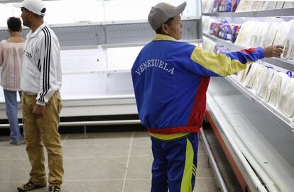 Consumidores compram alimentos em um supermercado estatal no dia 9 de janeiro em Caracas.