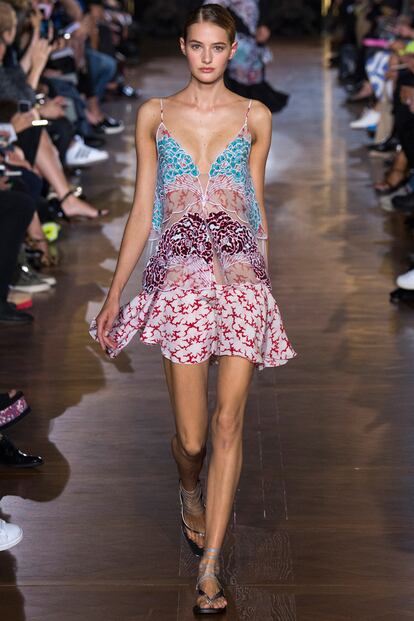 Vestido con volantes y diferentes estampados, de la coleccin Stella McCartney primavera-verano 2015