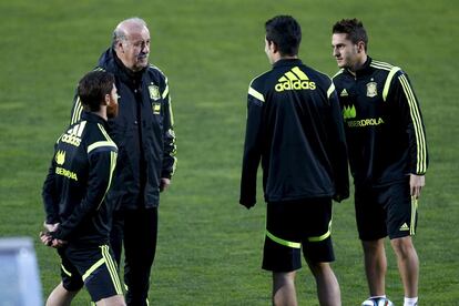 Vicente Del Bosque charlando con Xabi Alonso y Albiol.