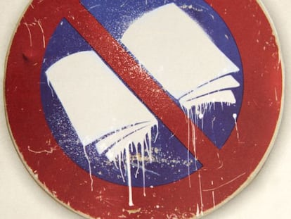 Una biblioteca ratllada de vermell