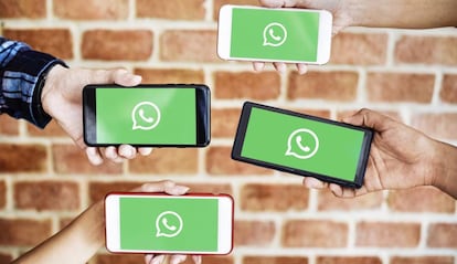 Varios smartphones con la app WhatsApp